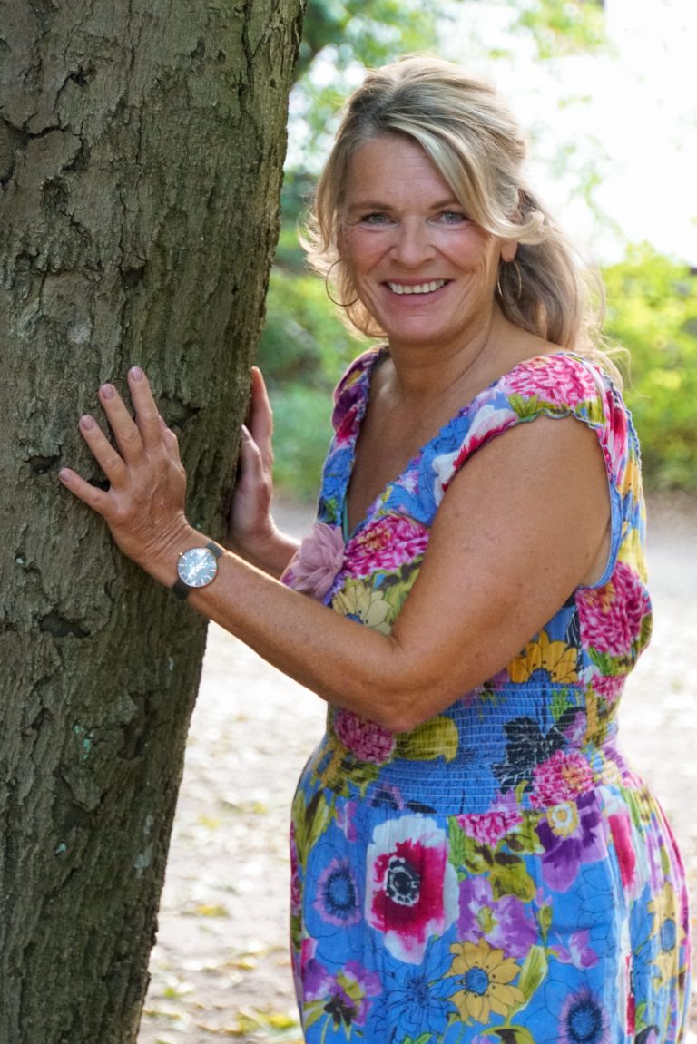 Barbara Kühn Schlafcoach Augsburg steht am Baum